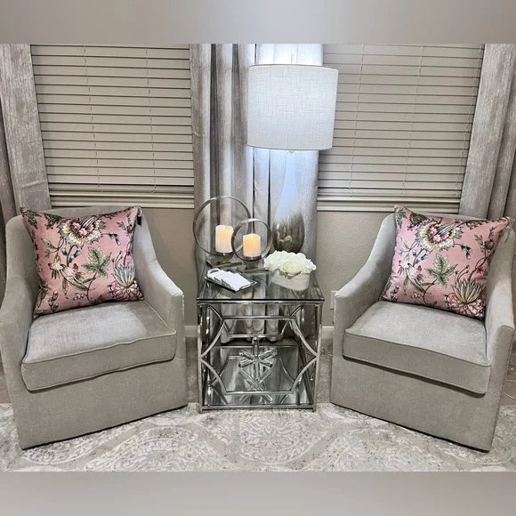 1- NWT SOHO STUDIO BLUSH FLORAL DESIGN DECORATIVEPILLOW